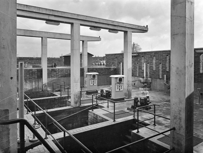 87089 Gezicht op een installatie op het terrein van de Rioolwaterzuiveringsinrichting (Jagerskade) te Utrecht.N.B. De ...